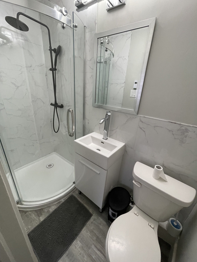 Bathroom 2, Le Convivial, Rouyn-Noranda