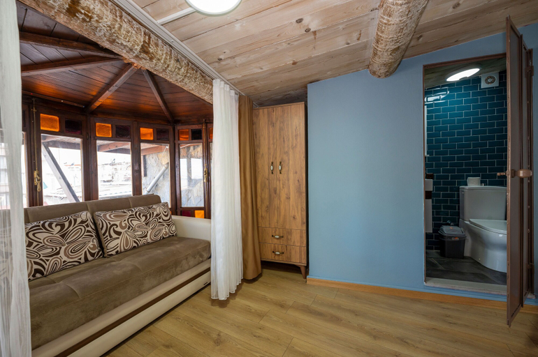 Bedroom 2, Taksim Antique Hotel, Beyoğlu