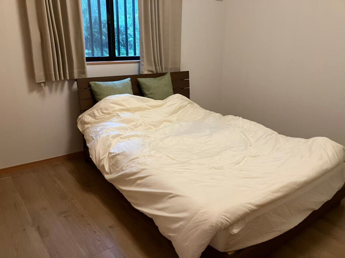 Bedroom 2, Orange Line, Onna