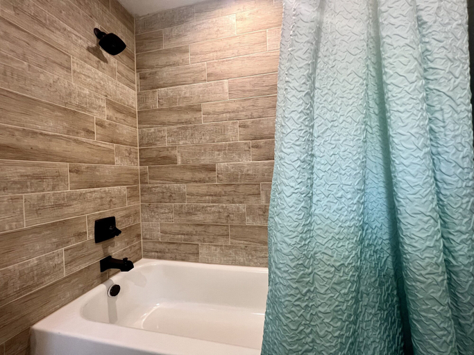 Bathroom 4, Rogue River Resort, Josephine