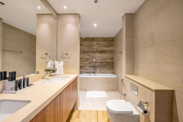 Bathroom 5, Ultra Luxury Palm - Mina Azizi Beachfront - Private Beach and Pool, Dubai