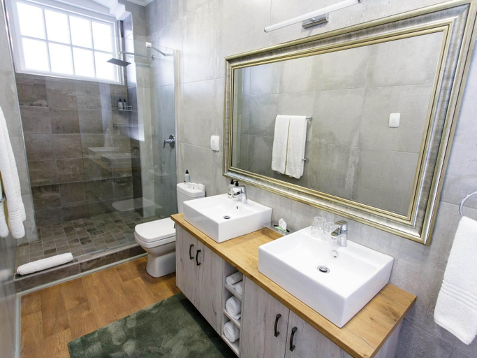 Bathroom 5, Queens Hotel, Eden