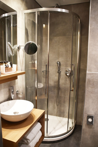 Bathroom 5, Adrian Hotel, Attica
