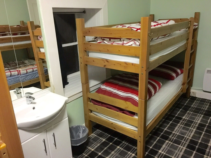 Bathroom 4, Chase The Wild Goose Hostel, Highland