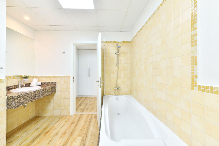 Bathroom 5, Luxury JBR - Full Sea View - Free Beach Resorts Access, Dubai