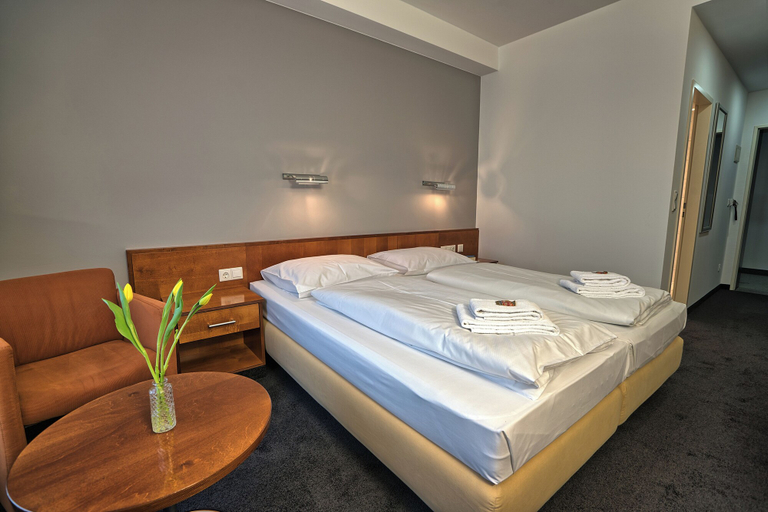 Bedroom 5, Hotel4you, Erding