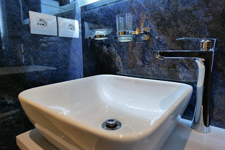Bathroom 4, Hotel Eagle, Sarandës