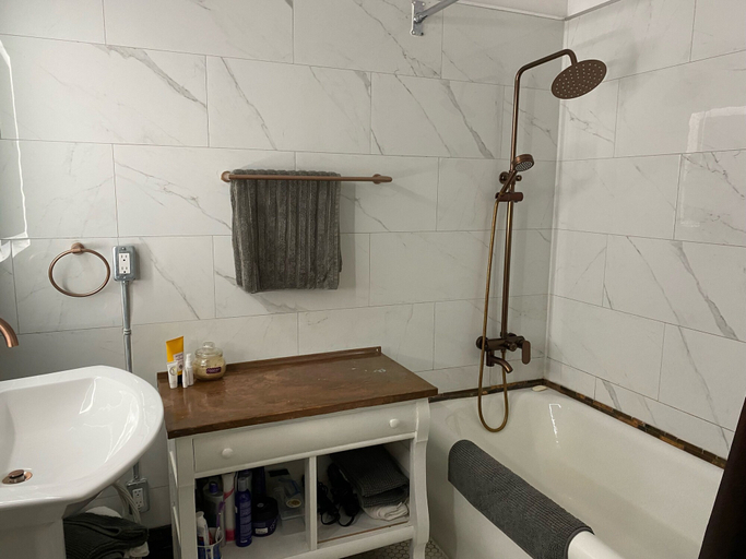 Bathroom 4, Clonmel Castle, Haldimand-Norfolk