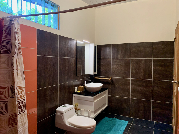 Bathroom 5, Va'a i te Moana