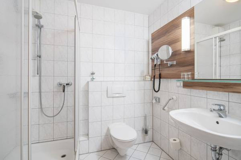 Bathroom 5, Ballands Hotel & Restaurant, Heidekreis
