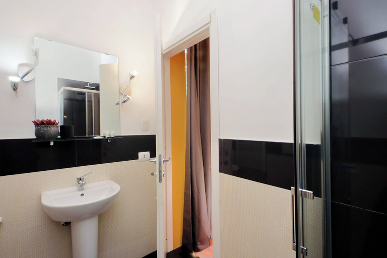 Bathroom 5, New Moon, Roma