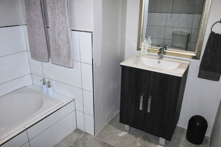 Bathroom 4, Clarens Escape, Thabo Mofutsanyane