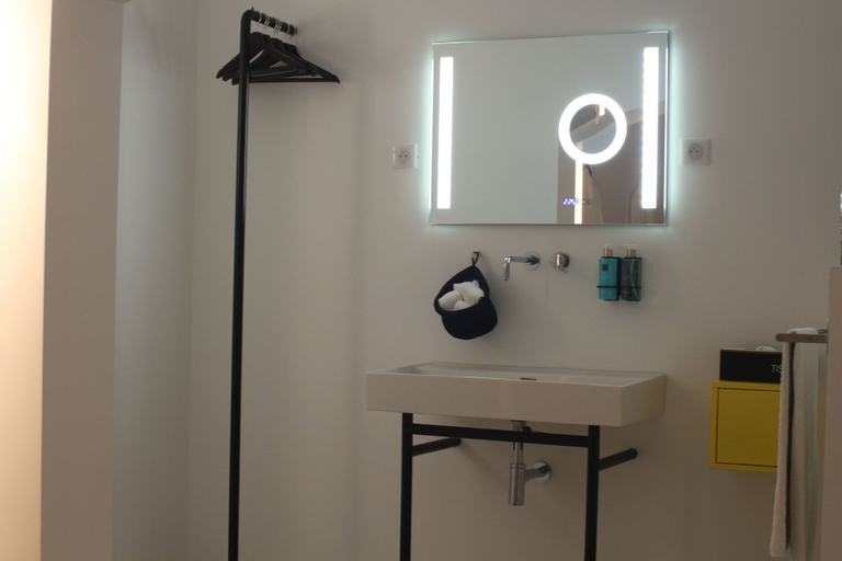 Bathroom 5, Croissant de Lune, Gard