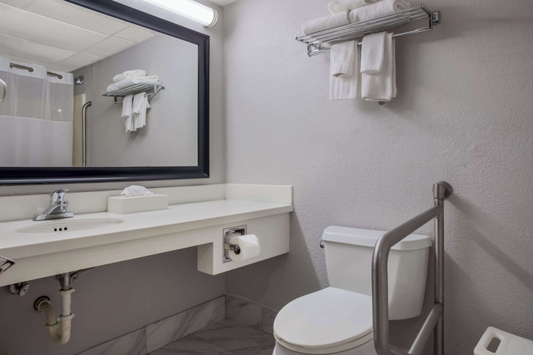 Bathroom 4, Quality Inn Toledo Westgate, Lucas