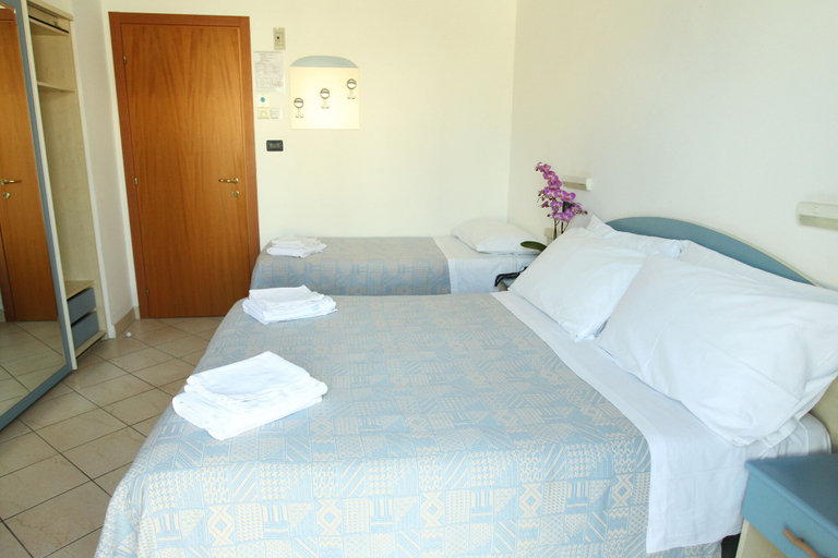 Bedroom 2, Hotel Giorg - WaterPark Free Entrance, Rimini