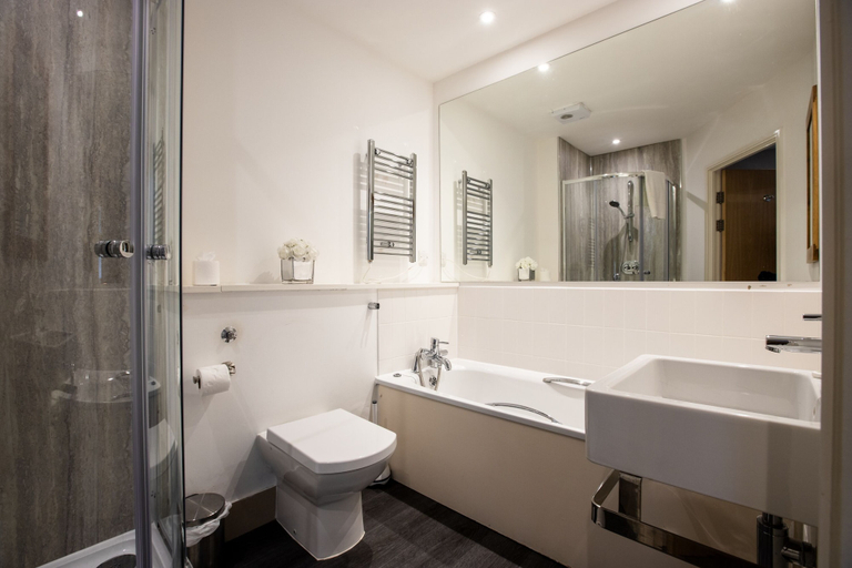 Bathroom, The Wren Beautiful Apartment inc parking, Oxfordshire
