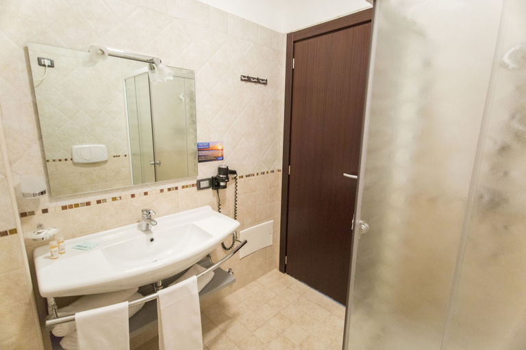 Bathroom 5, Ticho's Greenblu Hotel, Taranto
