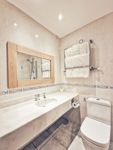 Bathroom 4, Blunsdon House Hotel, Swindon