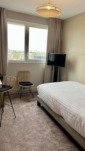 Bedroom 4, Golden Tulip Reims, Marne