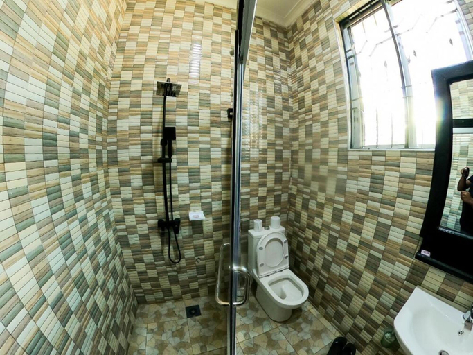Bathroom 4, Sandmark Hotel Serengeti, Busega
