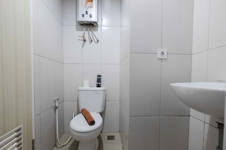 Bathroom 4, Comfy and Modern 2BR Apartment at Grand Kamala Lagoon By Travelio, Bekasi