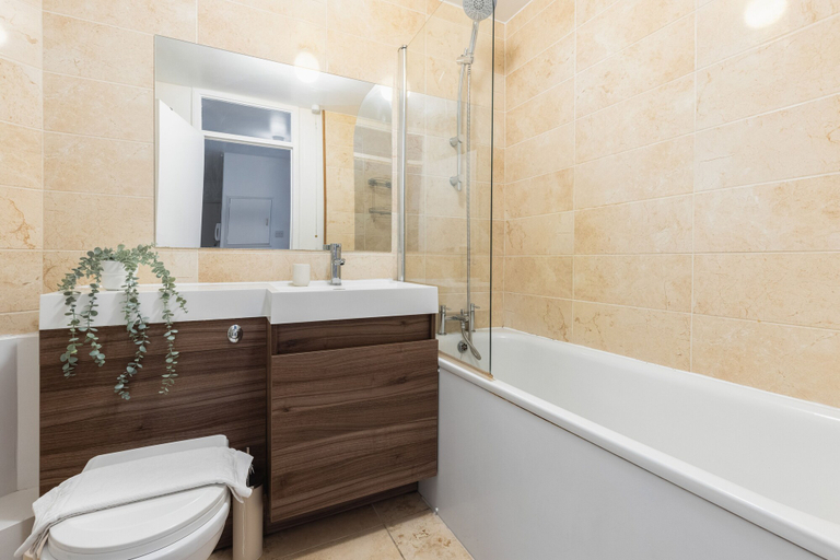 Bathroom 4, Amazing Flat in Battersea, London