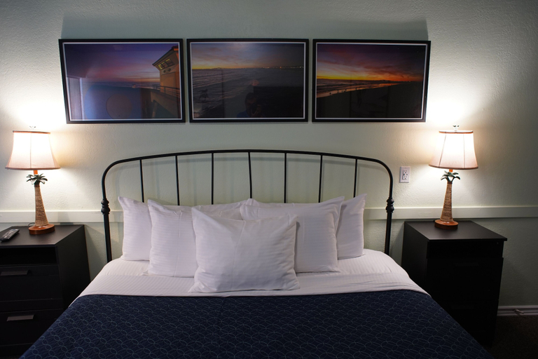 Bedroom 4, Huntington Surf Inn, Orange