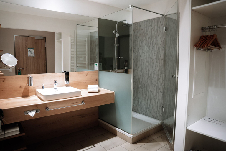 Bathroom 4, Centrale Hotel und Restaurant, Mühldorf am Inn