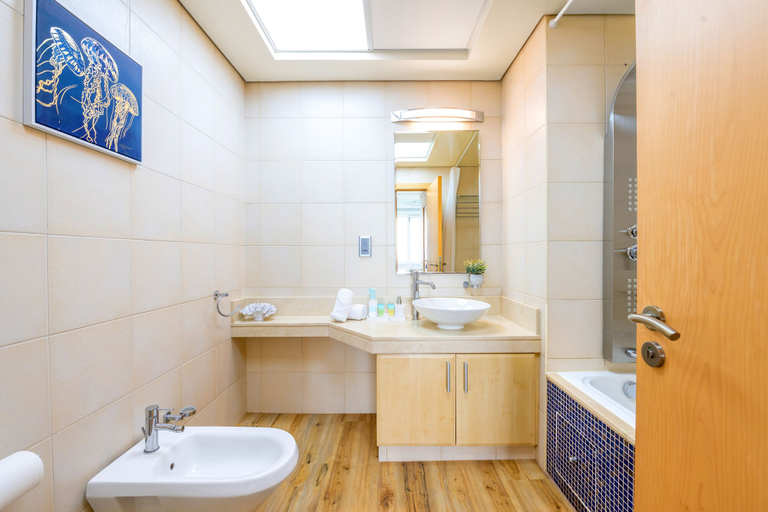 Bathroom 2, Shoreline Beachfront Luxury Palm, Dubai