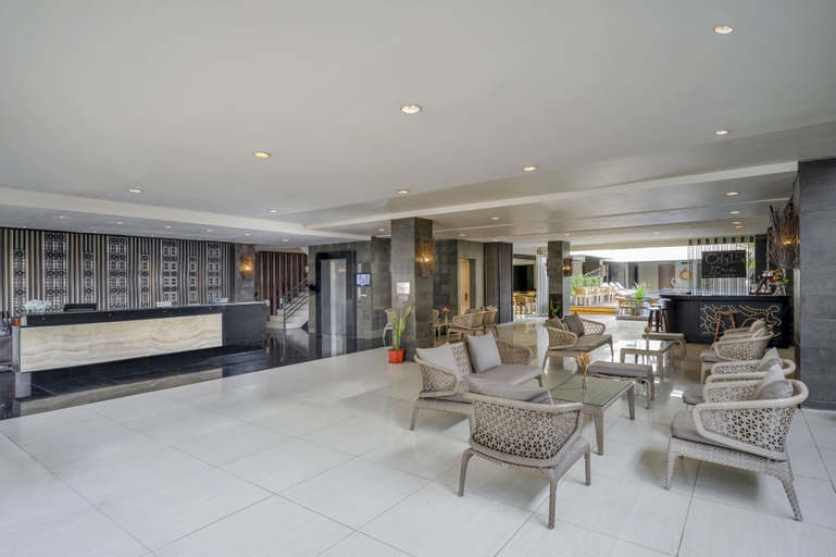 Exterior & Views 23
