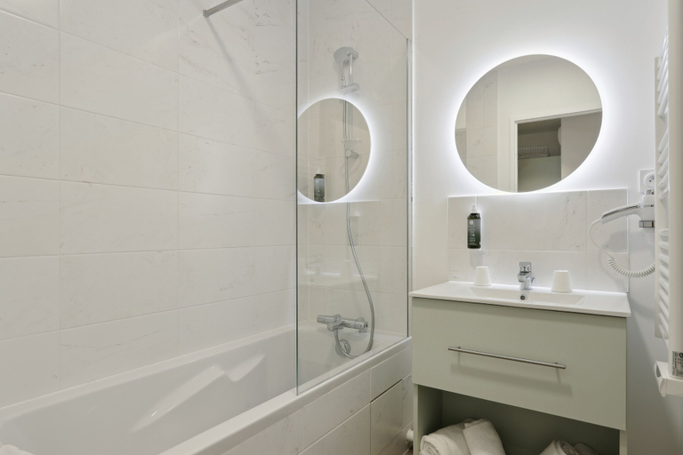 Bathroom 3, All Suites Appart Hôtel | Noisy-le-Grand, Seine-Saint-Denis