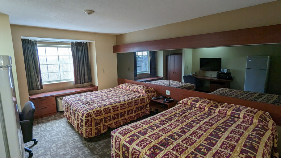 Bedroom 3, St Clair Inn and Suites, Belmont