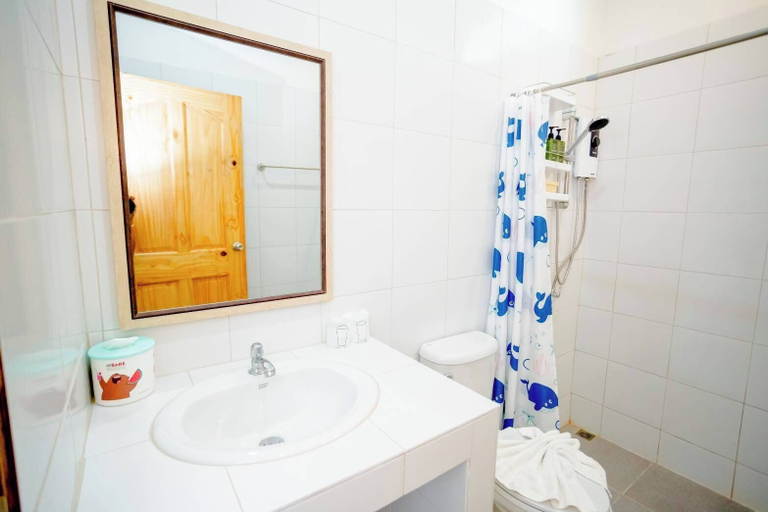 Bathroom 4, Pechmaneekan Beach Resort, Sai Yok