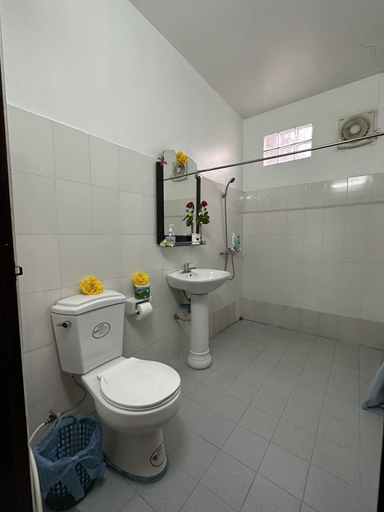 Bathroom 3, Villa Alounsavath Mekong Riverside, Luang Prabang