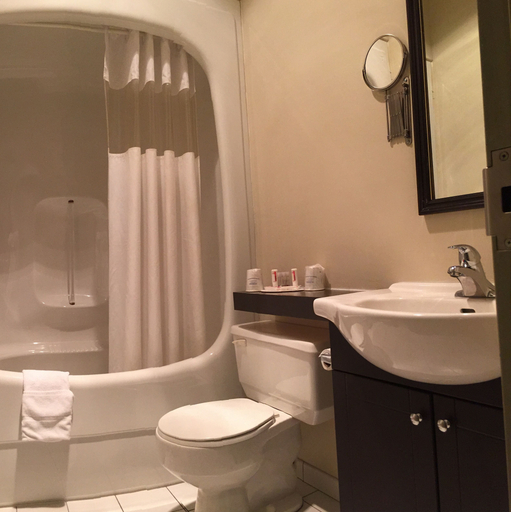 Bathroom 4, Days Inn by Wyndham Ste. Helene-de-Bagot, Les Maskoutains
