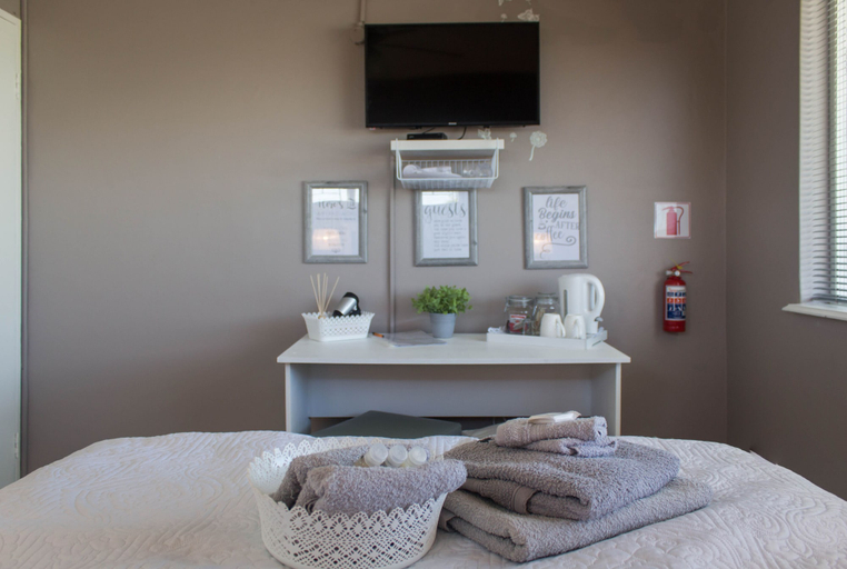 Bedroom 2, The Vintage Crane Guesthouse, Overberg
