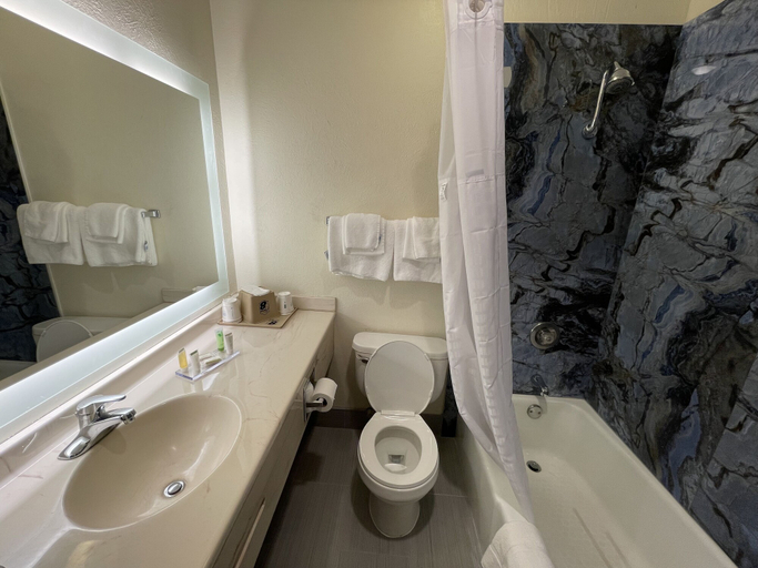 Bathroom 4, Super 8 by Wyndham Wooster, Wayne