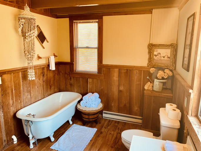 Bathroom, Good Place Farms B&B, Rockbridge