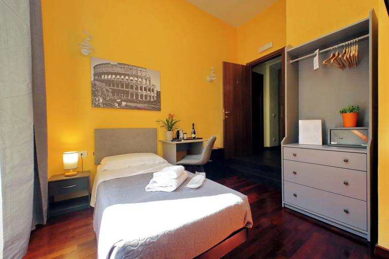 Bedroom 3, New Moon, Roma