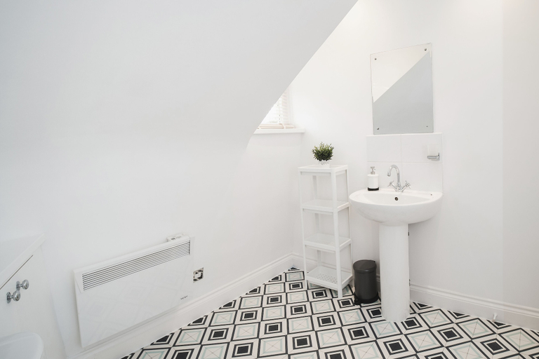 Bathroom, Flat 5 - 61 Old Dover Road, Kent