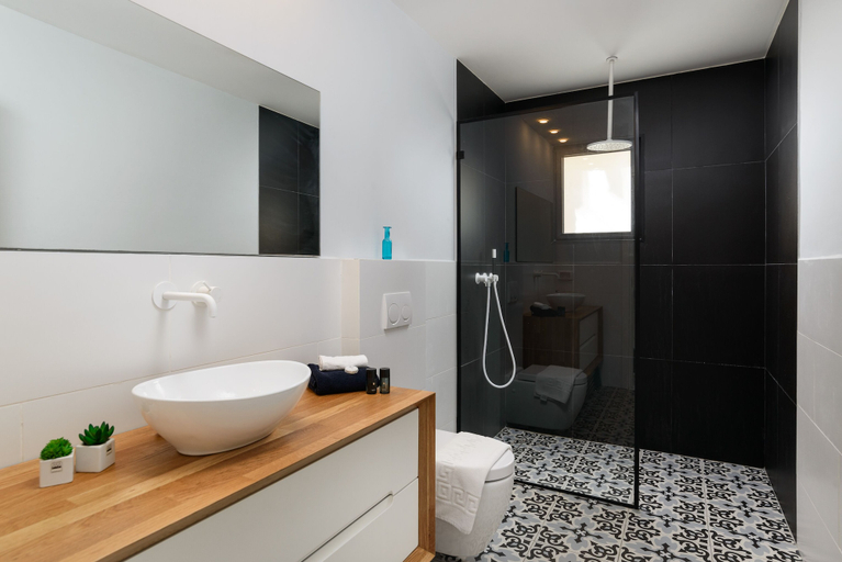Bathroom 3, New Design & Sunny Balcony in TLV Center
