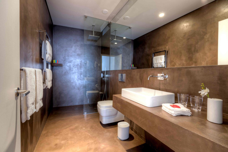 Bathroom 3, inPatio GuestHouse, Porto