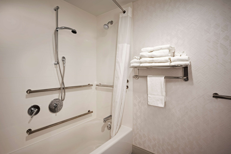 Bathroom 5, Hampton Inn by Hilton Boston/Cambridge, Cambridge
