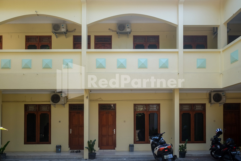 Exterior & Views 2, Wisma Garuda Syariah Condongcatur Mitra RedDoorz, Sleman
