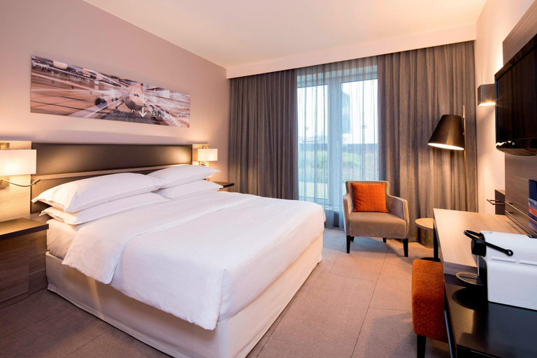 Bedroom 3, Sheraton Duesseldorf Airport Hotel, Düsseldorf
