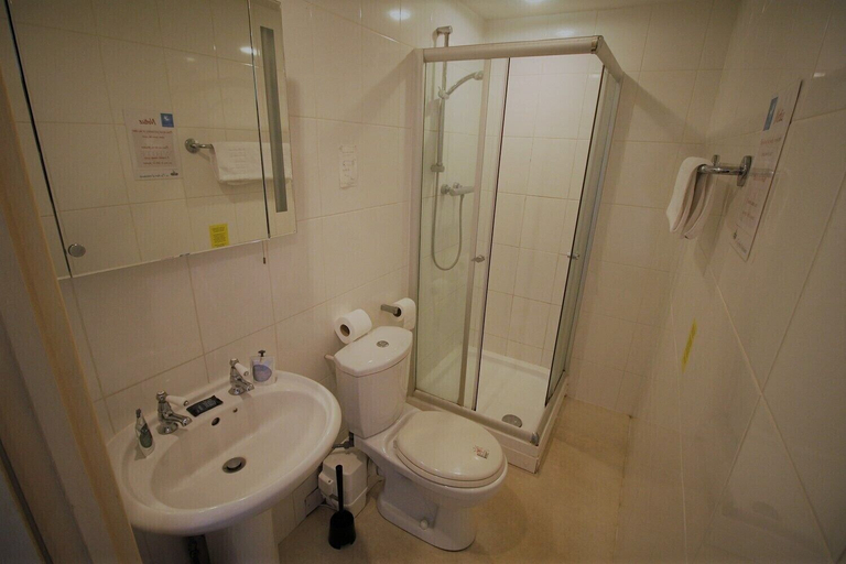 Bathroom 3, The White Hart Arkells Pub Group, Hampshire