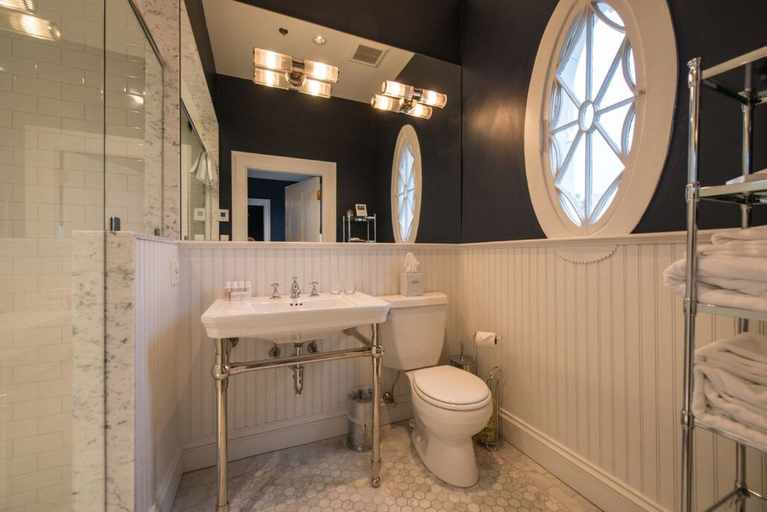Bathroom 3, Kemble Inn, Berkshire