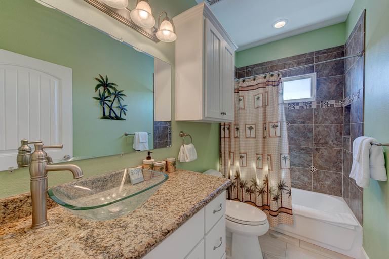 Bathroom 4, Shore Havin Fun, Nueces