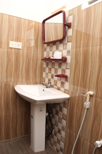 Bathroom 4, Shanith Guesthouse, Negombo