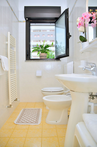 Bathroom 4, Hotel Etna, Udine